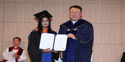 দক্ষিণ কোরিয়ায় প্রেসিডেন্ট অ্যাওয়ার্ড পেলেন বাংলাদেশি শিক্ষার্থী ইয়াসমিন
